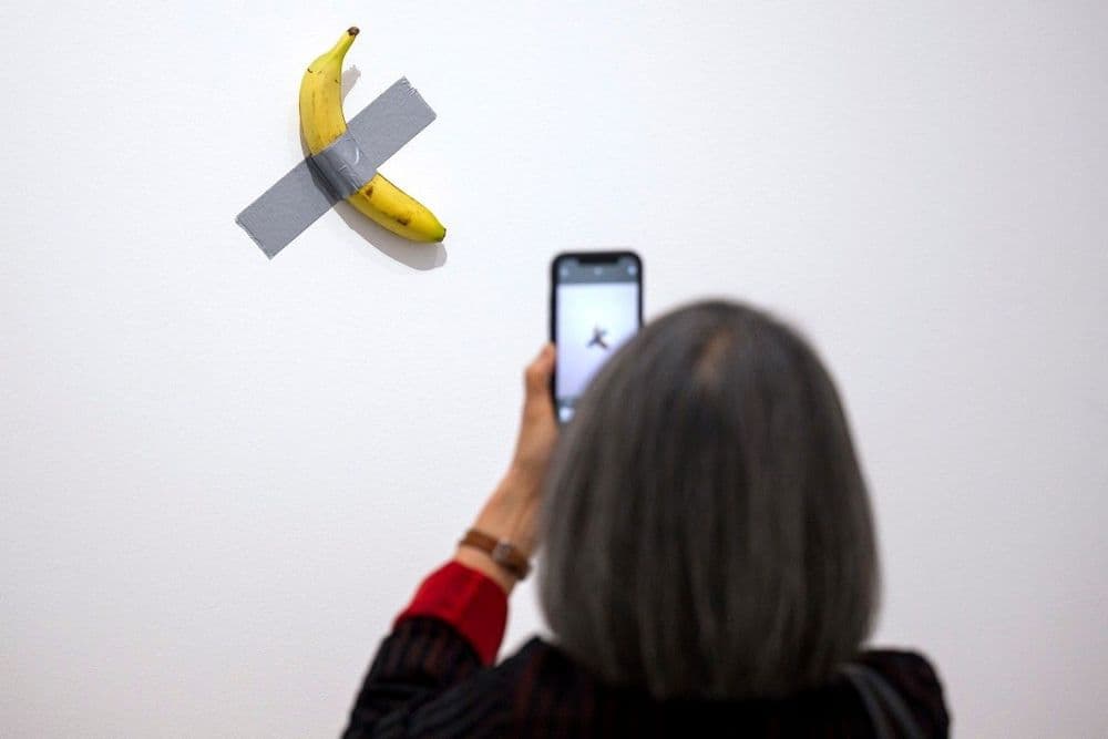 Visitante come banana de obra 'Comedian' avaliada em US$ 6,2 milhões no Pompidou. Reprodução: Globo