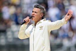 Robbie Williams e Laura Pausini se apresentam na final da Copa do Mundo de Clubes da FIFA. Reprodução: Globo