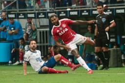 Empate decisivo em jogo dominado pela equipe de Rogério Ceni, com gol de Enner Valencia.; Reprodução: Globo