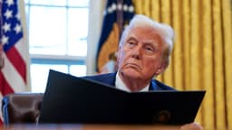 Trump assina ordem para promover canudos de plástico