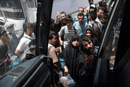 Estrutura do ônibus que transportava afegãos deportados do Irã após acidente trágico no Afeganistão. Reprodução: Reuters