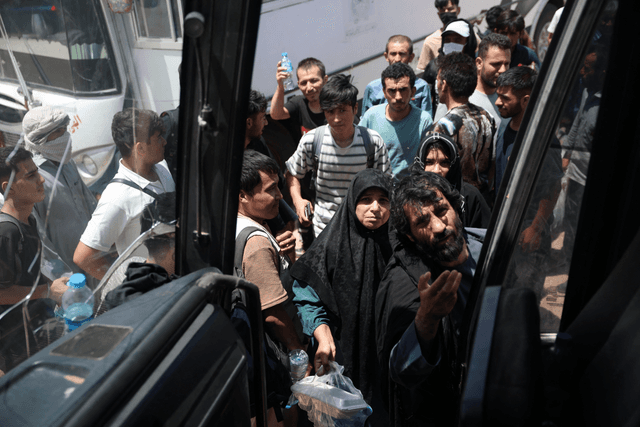 Estrutura do ônibus que transportava afegãos deportados do Irã após acidente trágico no Afeganistão. Reprodução: Reuters