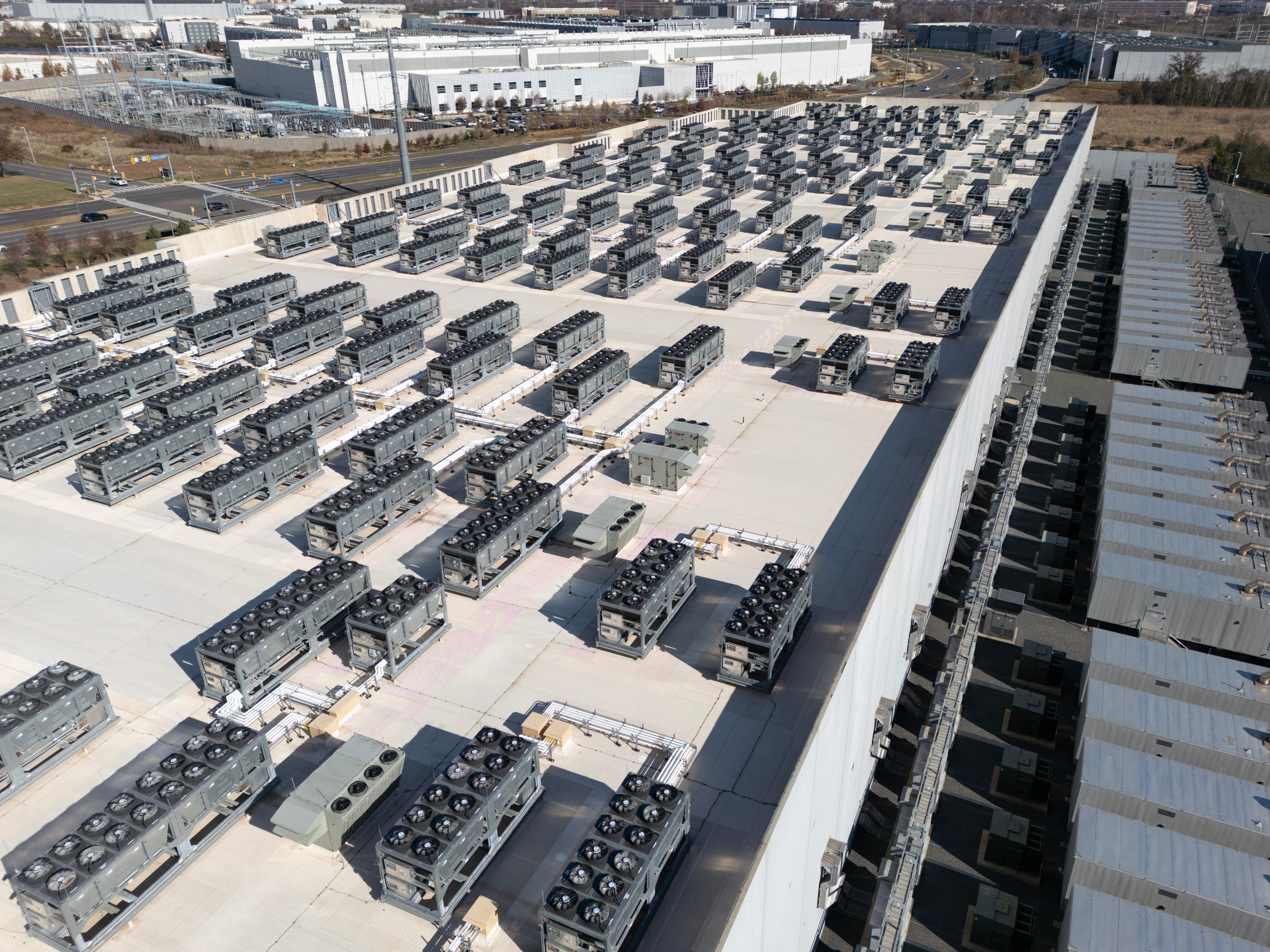 Petróleo em alta preocupa IA de alto consumo energético.. Reprodução: Businessinsider