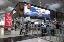 Partidas internacionais lotadas no Aeroporto de Istambul, na correria do Eid al-Adha. Reprodução: Retorno do item 11