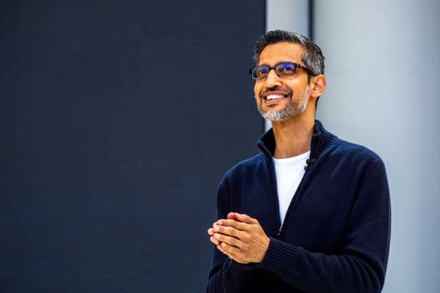 Sundar Pichai demonstra vibe coding enquanto constrói uma página web com ferramentas de IA. Reprodução: Business Insider