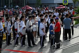 Alunos aguardam na fila para fazer a prova do gaokao, vestibular reconhecido como o mais difícil do mundo. Reprodução: Globo