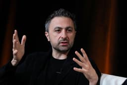 Mustafá Suleyman afirma que controlar a IA é o desafio do nosso tempo.. Reprodução: Elpais